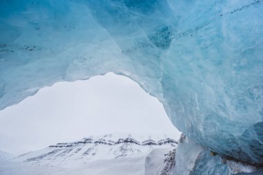  spitsbergen Longyearbyen Svalbard arktik okyanusu kış kutup günü Snowmobile ile buzul dağların norveç manzara buz doğa