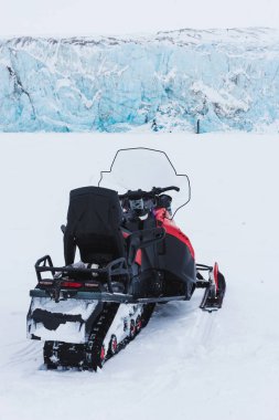  spitsbergen Longyearbyen Svalbard arktik okyanusu kış kutup günü Snowmobile ile buzul dağların norveç manzara buz doğa