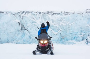  spitsbergen Longyearbyen Svalbard arktik okyanusu kış kutup günü Snowmobile ile buzul dağların norveç manzara buz doğa