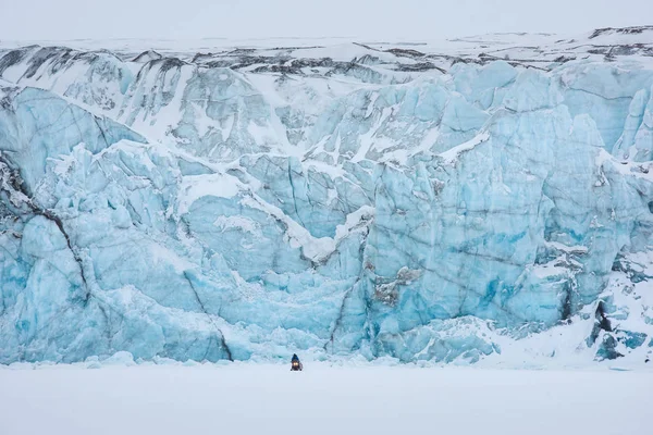 挪威景观冰性质冰的冰川山脉斯匹次卑尔根龙年比恩斯瓦尔巴群岛北冰洋冬季极地日东海岸与雪地摩托 — 图库照片