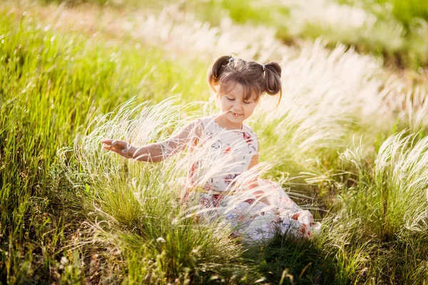 Retrato Uma Criança Pequena Menina Bonita Fundo Parque Florescendo Primavera — Fotografia de Stock