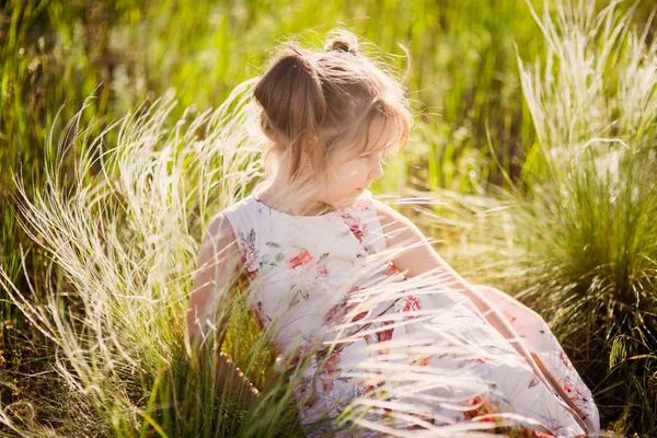 Retrato Uma Criança Pequena Menina Bonita Fundo Parque Florescendo Primavera — Fotografia de Stock