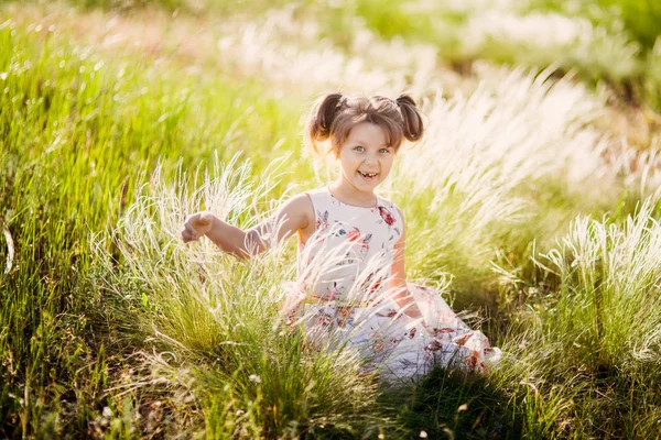 夏天花情盛开的公园背景上一个漂亮女孩的肖像 — 图库照片