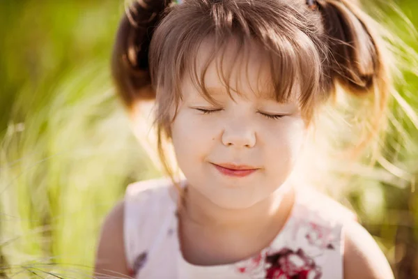Portré Egy Kis Gyönyörű Lány Gyermek Háttérben Egy Virágzó Park — Stock Fotó