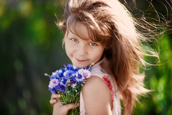 Портрет Маленької Красивої Дівчинки Тлі Квітучого Парку Навесні Літнього Квіткового — стокове фото