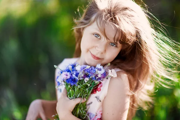 Retrato Uma Criança Pequena Menina Bonita Fundo Parque Florescendo Primavera — Fotografia de Stock