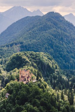 Dağlar arasında yaz aylarında Alman Bavyera Neuschwanstein Kalesi ünlü gotik kale