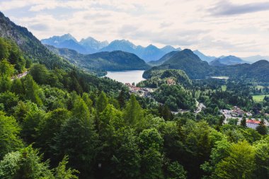 Dağlar arasında yaz aylarında Alman Bavyera Neuschwanstein Kalesi ünlü gotik kale