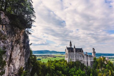 Dağlar arasında yaz aylarında Alman Bavyera Neuschwanstein Kalesi ünlü gotik kale