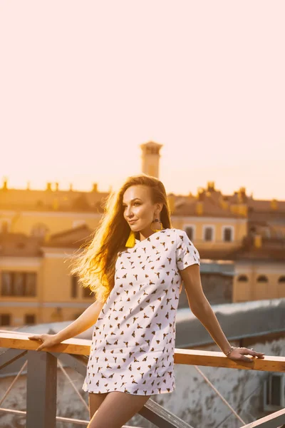 Retrato Uma Bela Menina Sexy Sorrir Dentes Vestido Verão Curto — Fotografia de Stock