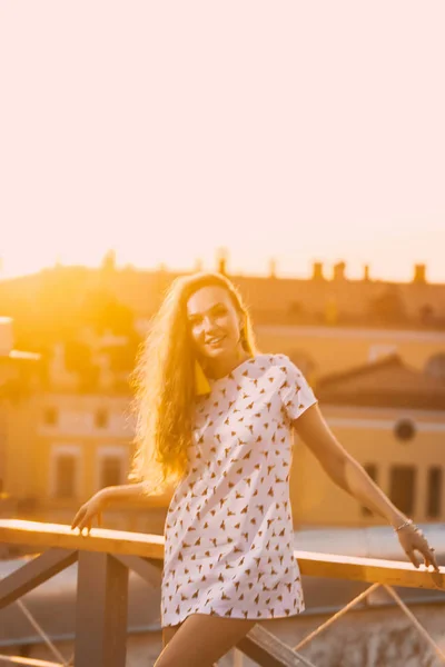 Porträtt Vacker Ung Sexig Tjej Leende Tänder Vit Kort Sommarklänning — Stockfoto