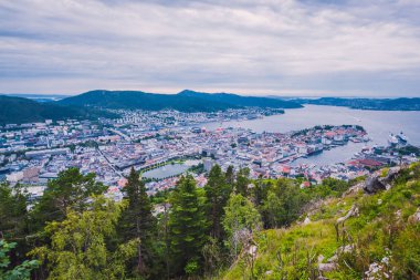 Bergen, Norveç - 18 Temmuz 2019: Bir yaz gününde İskandinav şehri Bergen turist bakmak