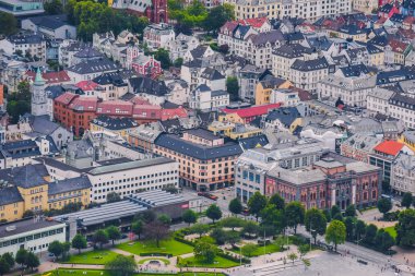 Bergen, Norveç - 18 Temmuz 2019: Bir yaz gününde İskandinav şehri Bergen turist bakmak