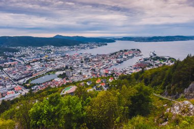 Bergen, Norveç - 18 Temmuz 2019: Bir yaz gününde İskandinav şehri Bergen turist bakmak