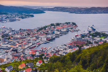 Bergen, Norveç - 18 Temmuz 2019: Bir yaz gününde İskandinav şehri Bergen turist bakmak
