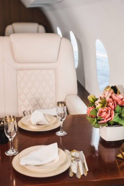 bir business class uçak rahat lüks seyahat kabininde kimse