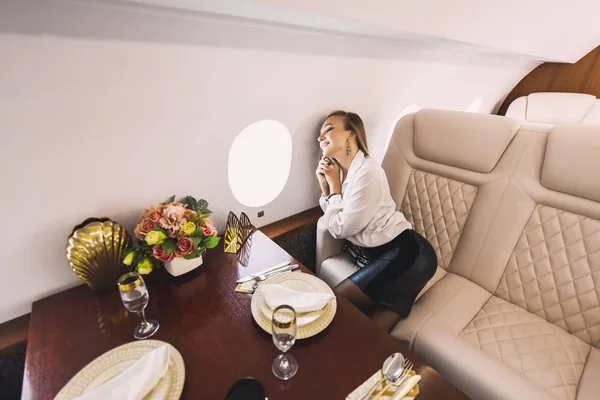 Beautiful Young Girl Cabin Business Class Airplane Phone Her Hands — Stock Photo, Image