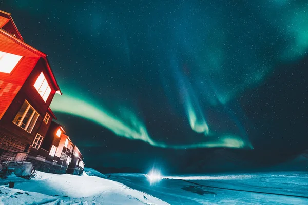 北极北极光捕猎北极光挪威的北极光巡游摄影师斯瓦尔巴位于长年边城的月球山上 — 图库照片