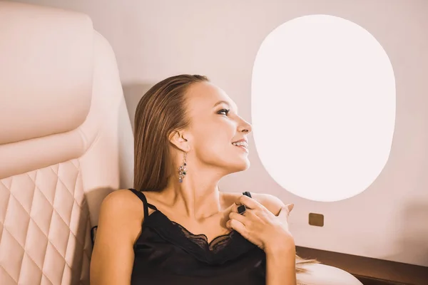 Bella Ragazza Nella Cabina Aereo Classe Business Con Telefono Mano — Foto Stock