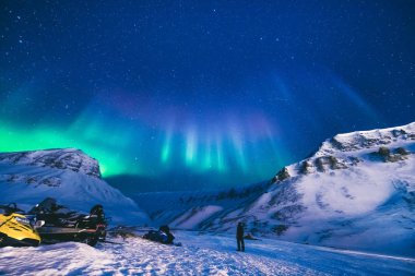 Kuzey kutup ışıkları, Norveç 'teki Aurora Borealis gökyüzü yıldızını avlıyor. Fotoğrafçı Svalbard Longyear' daki Ay Dağları 'nda seyahat ediyor.