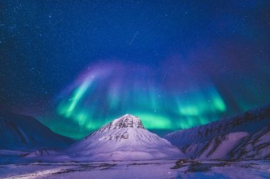 Kuzey kutup ışıkları, Norveç 'teki Aurora Borealis gökyüzü yıldızını avlıyor. Fotoğrafçı Svalbard Longyear' daki Ay Dağları 'nda seyahat ediyor.