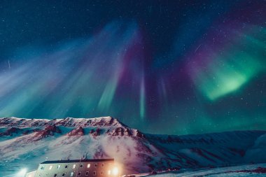 Kuzey kutup ışıkları, Norveç 'teki Aurora Borealis gökyüzü yıldızını avlıyor. Fotoğrafçı Svalbard Longyear' daki Ay Dağları 'nda seyahat ediyor.