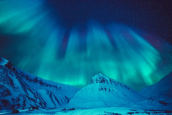 ノルウェーの旅行写真家スヴァールバルのオーロラの空の星を狩る極北の光龍年円市月の山 — ストック写真