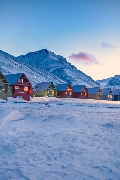 斯匹次卑尔根龙年边山斯瓦尔巴北冰洋冬季极夜景观的城市景观 — 图库照片