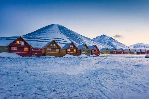 スピッツベルゲンの街の景色のノルウェーの風景氷の性質Longyearbyen山スヴァールバル北極海冬の極地の夜景 — ストック写真
