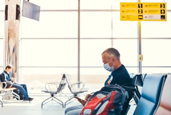 Aéroport Attrayant Vieil Homme Touriste Embarquement Avion Prenant Vol Avec — Photo