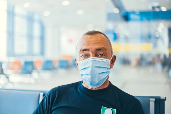 Airport Attractive Old Man Tourist Boarding Plane Taking Flight Wearing — Stock Photo, Image