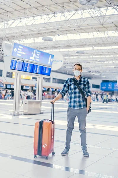 Aéroport Nerd Européen Homme Lunettes Chemise Carreaux Avec Bagages Avion — Photo