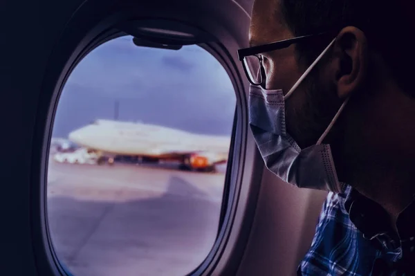 Aéroport Nerd Européen Homme Lunettes Chemise Carreaux Avec Bagages Avion — Photo