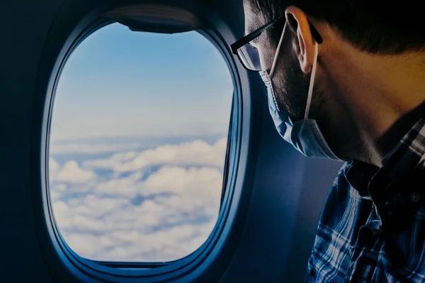 Havalimanı Avrupalı Inek Gözlüklü Ekose Gömlekli Yolcu Uçağıyla Yüz Maskesi — Stok fotoğraf