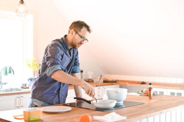 Gün batımında parkta uzun kollu gözlüklü ve koruyucu maskeli çekici inek portresi.