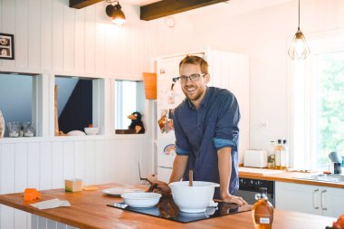 Gün batımında parkta uzun kollu gözlüklü ve koruyucu maskeli çekici inek portresi.