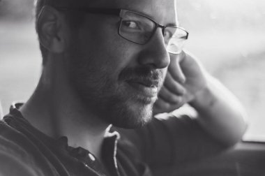 Gün batımında parkta uzun kollu gözlüklü ve koruyucu maskeli çekici inek portresi.