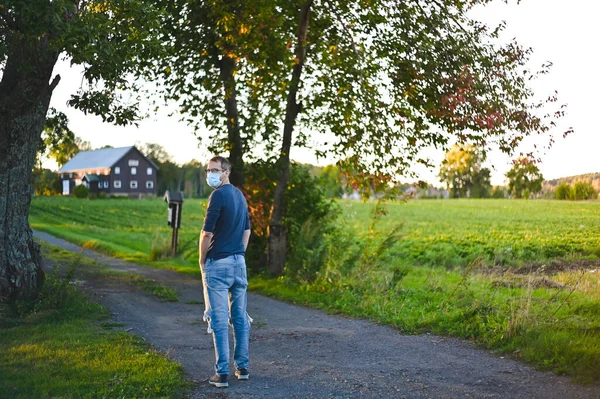 Porträtt Attraktiv Nörd Långärmade Glasögon Och Skyddande Ansiktsmask Utanför Parken — Stockfoto