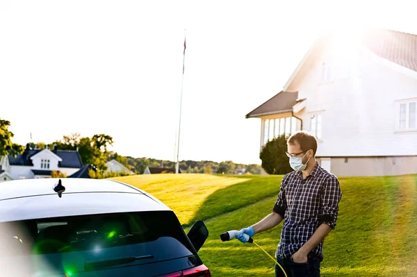 ノルウェー Tnsberg 2020年9月17日 紺碧の青いVolkswagen MebプラットフォームをベースとしたコンパクトなCセグメント電気自動車です 新しい車で晴れた日に顔マスクオタク男とともにCoid19中 — ストック写真