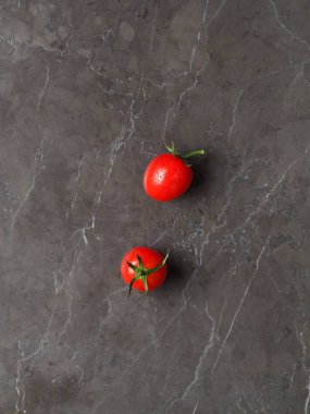 Kırmızı Kiraz domates gri mermer zemin, yüksek çözünürlüklü