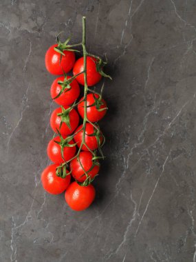  Kırmızı Kiraz domates gri mermer zemin, yüksek çözünürlüklü