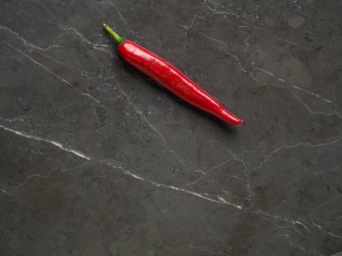 Güzel taze kırmızı biber biber mermer bir zemin üzerine. Yüksek çözünürlüklü fotoğraf