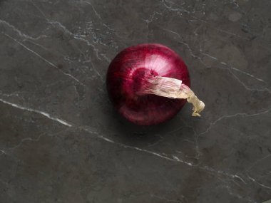 Güzel taze mor soğan mermer bir zemin üzerine. Yatay yüksek çözünürlüklü fotoğraf