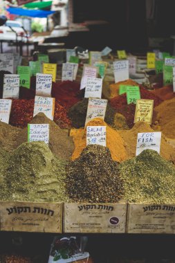 Tel Aviv, İsrail. 25 Temmuz 2018. Baharat Tel Aviv Carmel pazarında, İsrail seyahat fotoğraf