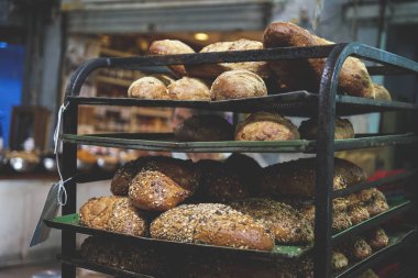 Tel Aviv, İsrail. 25 Temmuz 2018. Ekmek Tel Aviv Carmel pazarında, İsrail seyahat fotoğraf