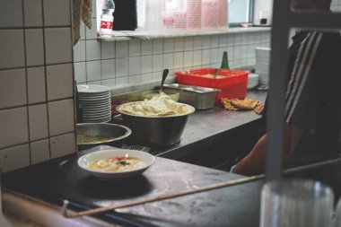 Dinleyici notu masada yemekleri ile pişirme işlemi
