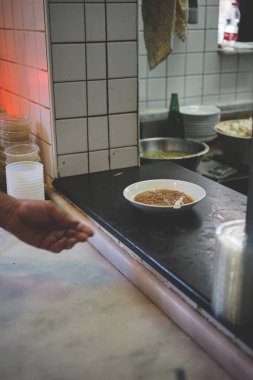 Dinleyici notu masada yemek ile pişirme işlemi