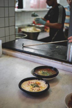 Dinleyici notu masada yemekleri ile pişirme işlemi