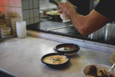 Dinleyici notu masada yemekleri ile pişirme işlemi