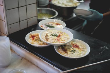 Masayı teslim üzerinde harika yemeği ile dört tabak